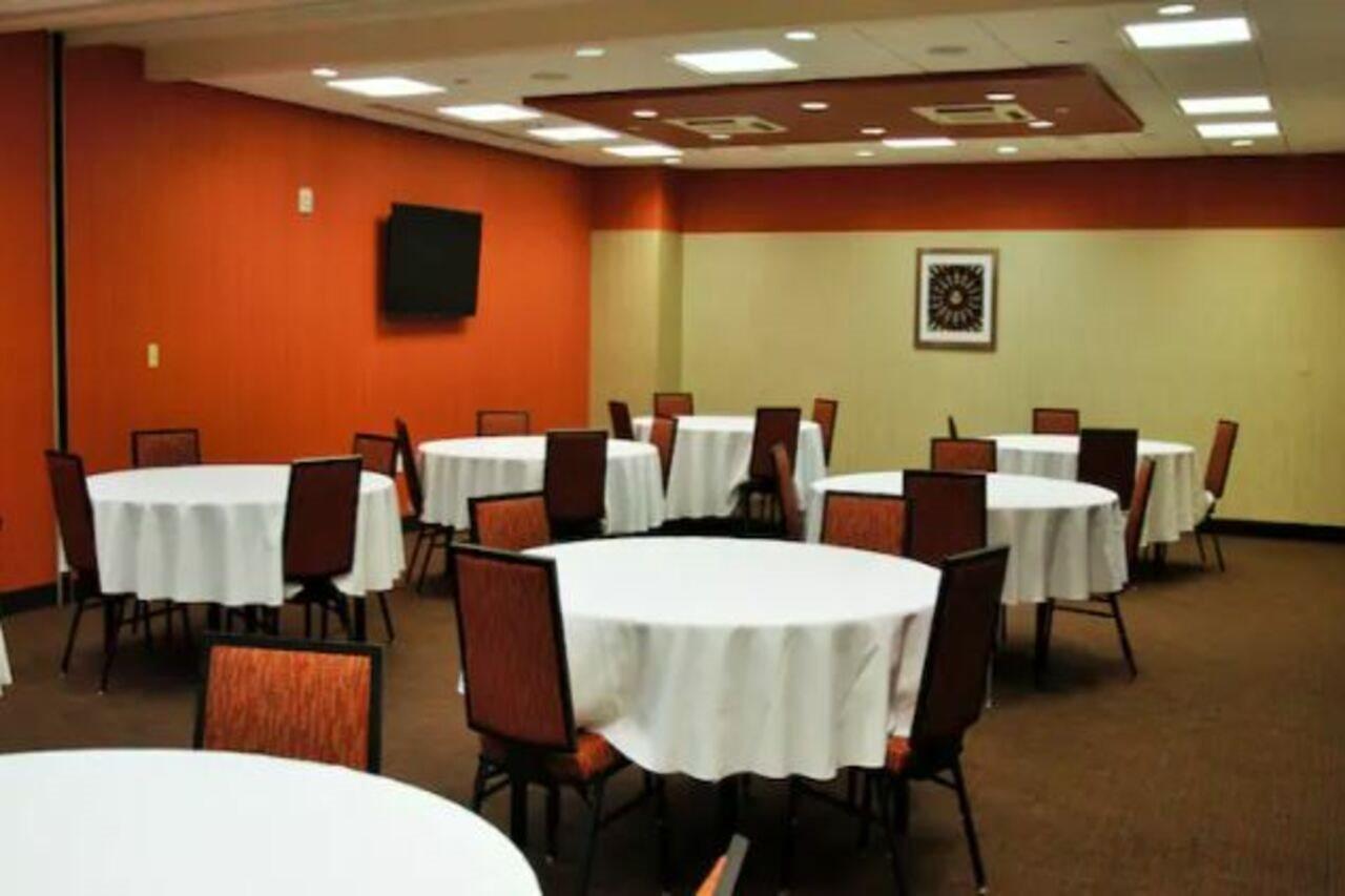 Hampton Inn & Suites Cincinnati / Uptown - University Area Extérieur photo
