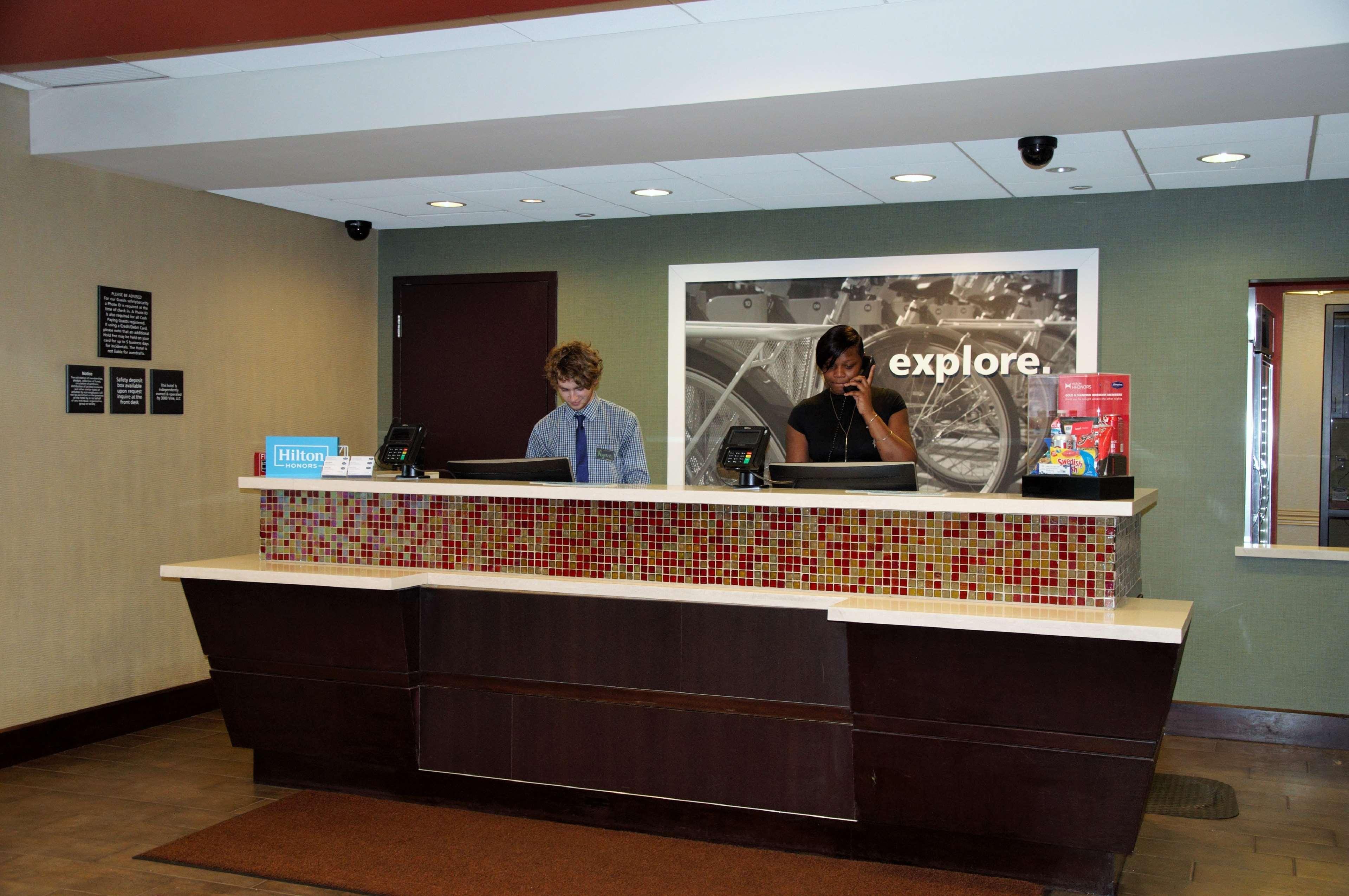 Hampton Inn & Suites Cincinnati / Uptown - University Area Extérieur photo